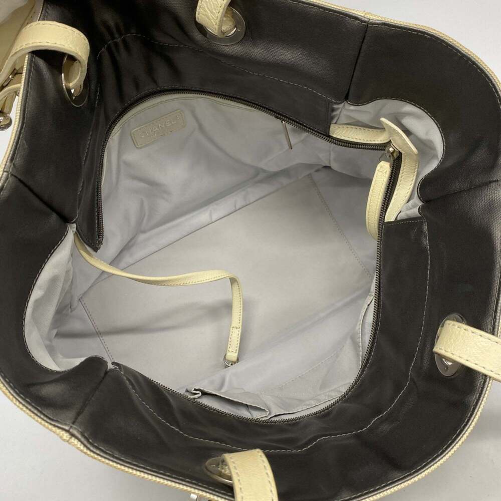 CHANEL Cream Leather Tote Bag - Picture 4 of 13